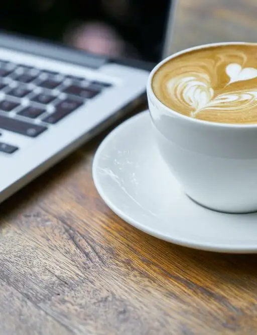 Odkryj, jak wygląda idealna filiżanka do kawy: poradnik dla miłośników aromatycznego napoju