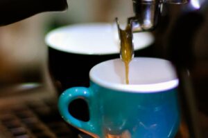 Porównanie ekspresów do kawy: kapsułkowy czy ciśnieniowy – który wybrać?
