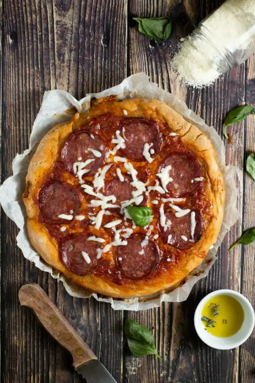 „Łatwy przepis na pyszną pizzę z gotowego ciasta: Oto jak zrobić ją w szybki sposób!”