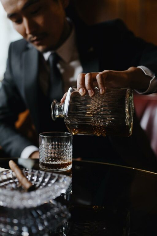 Ile whisky powinno się wlać do szklanki? Odkryj odpowiedź na najważniejsze pytanie miłośników whisky!