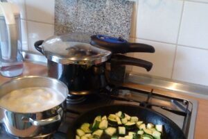 Praktyczny poradnik: Jak gotować w szybkowarze – optymalny czas gotowania dla różnych potraw