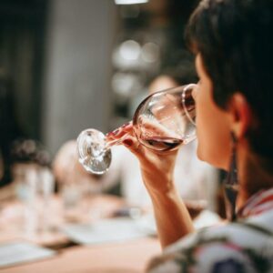 Jak długo możemy przechowywać białe wino po otwarciu? – Praktyczny poradnik