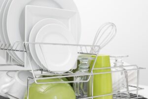 Suszarki i ociekacze do naczyń: nie tylko do kuchni bez zmywarki